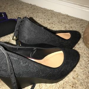 BLACK LACEY WEDGES